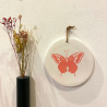 Médaillon à suspendre motif papillon terracota - Poussières des rues