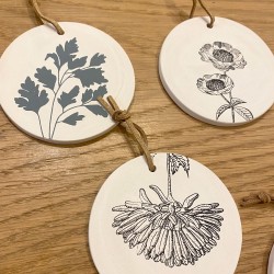 Médaillon à suspendre motif pavot noir - Poussières des rues