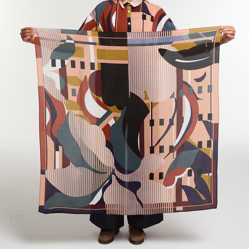 Carré de soie 100cm, modèle Bois Sacré (Taupe) de la marque Ma Poésie