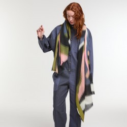 Foulard en laine, modèle Mouvance (rose) de la marque Ma Poésie
