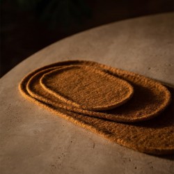 Plateau en feutre de la marque Muskhane, couleur caramel.