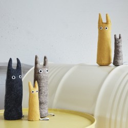 Chat en feutre, fabriqué au Népal, de la marque Aveva Design