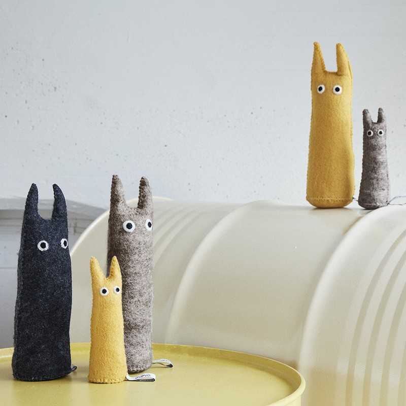 Chat en feutre, fabriqué au Népal, de la marque Aveva Design