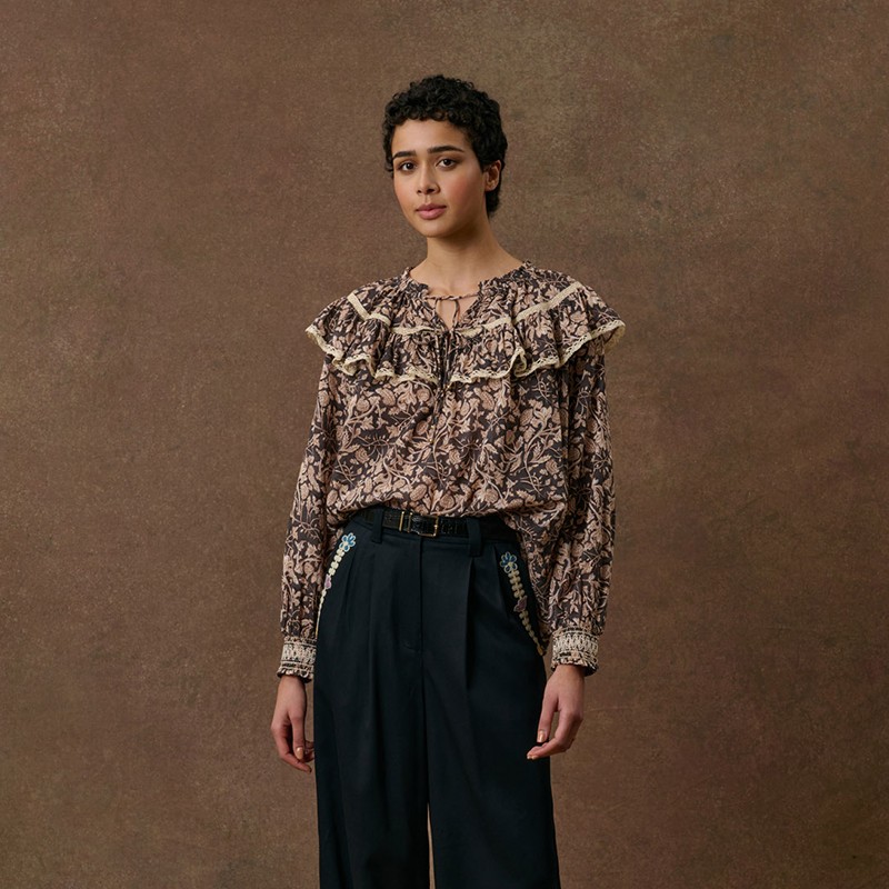 Blouse Nicole à volants, de la marque Louise Misha.