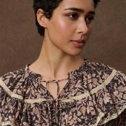 Blouse Nicole à volants, de la marque Louise Misha.